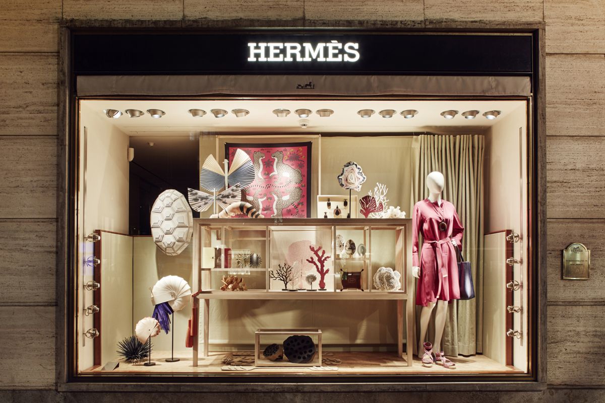 Гермес бутик. Магазин Hermes в Париже. Бутик Hermes в Париже. Витрины парижских магазинов.